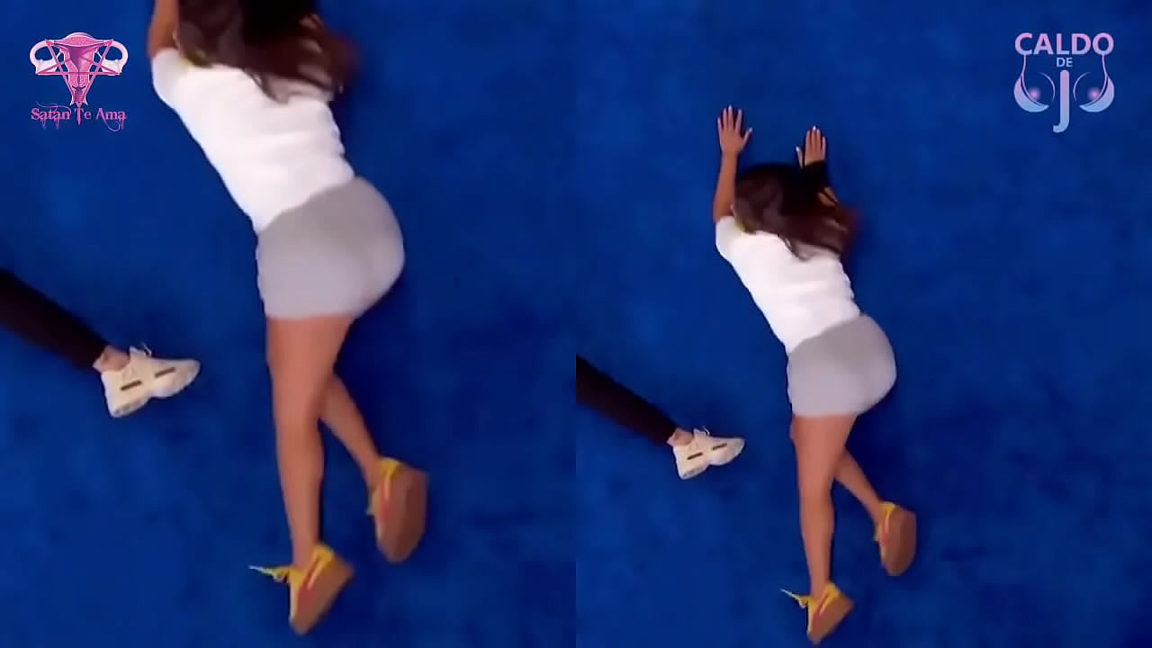 mostrando las nalgas en shorcito