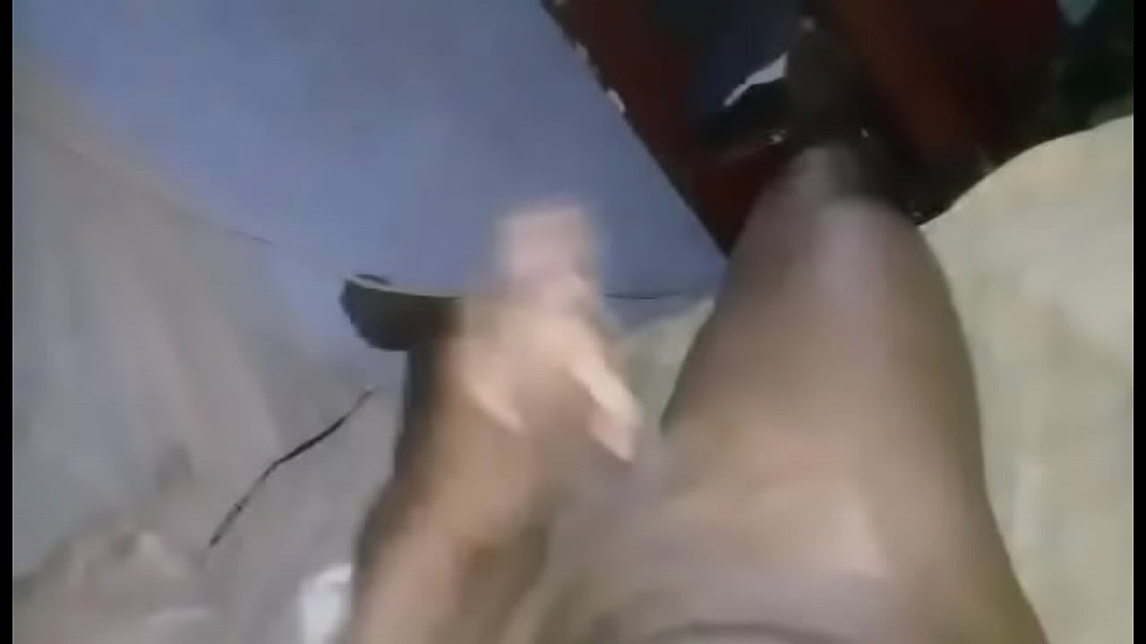 gime de placer mientras se masturba