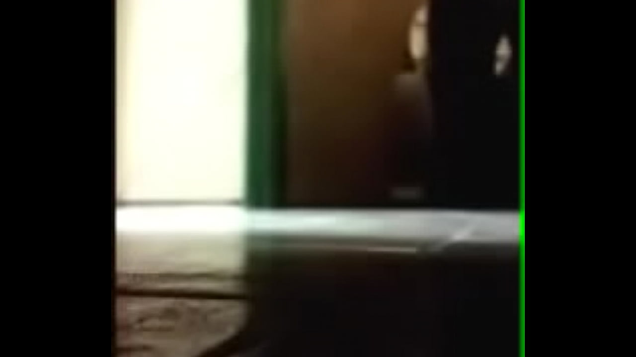 Cowboy ca&ccedil;ando no banheir&atilde;o