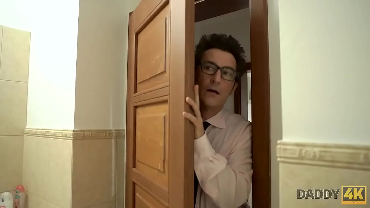 DADDY4K. Hartn&auml;ckiger Mann &uuml;berzeugt S&ouml;hne neue Freundin, Quickie zu haben
