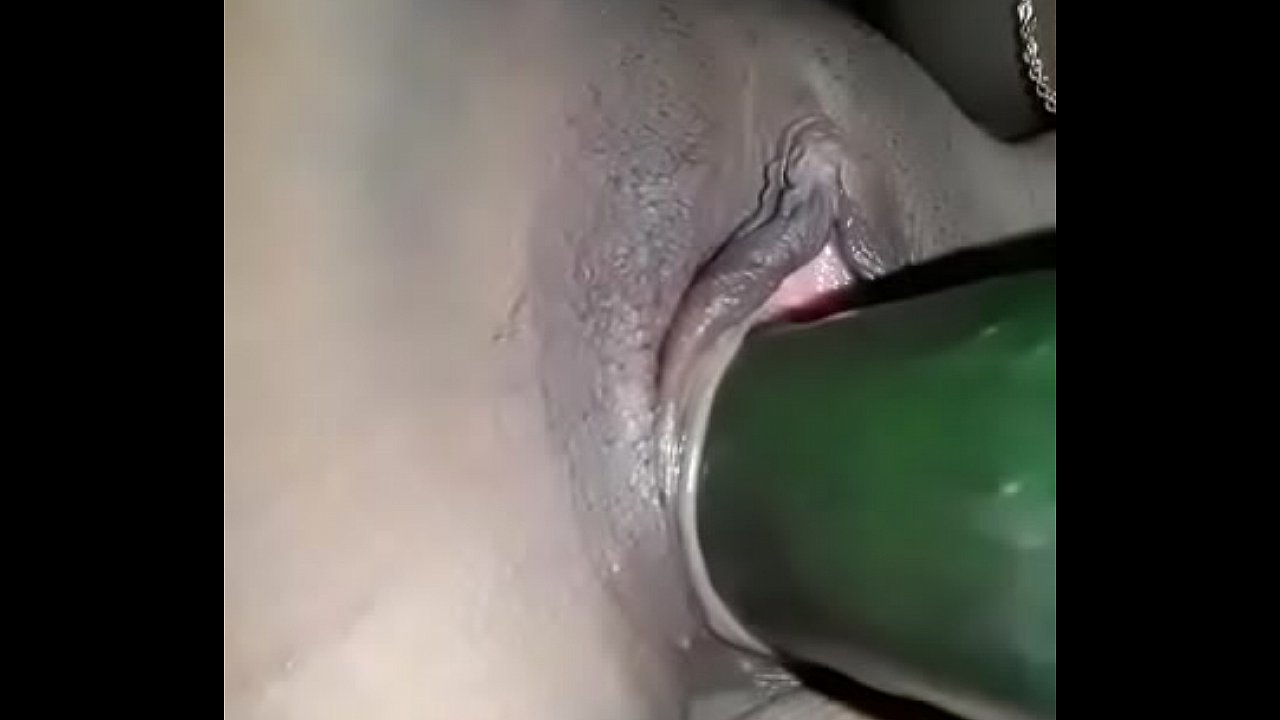 Mujer extra&ntilde;a su pareja y se consiente solita