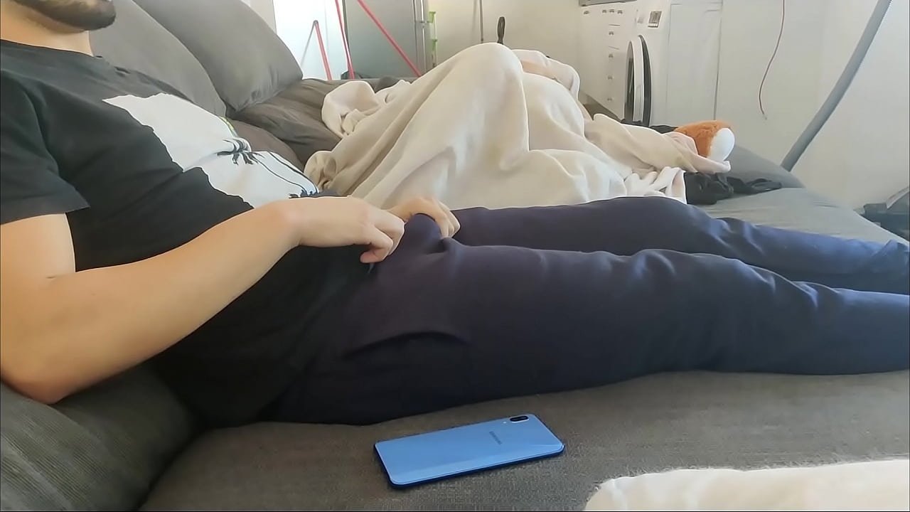 mi hermanastra enga&ntilde;ando su pareja con una polla enorme, ella pens&oacute; que yo era su novio