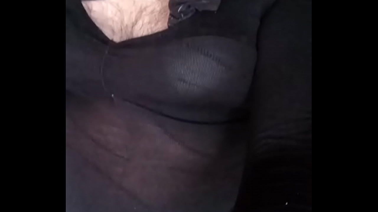 Hombre muestra su verga, vestido de mujer