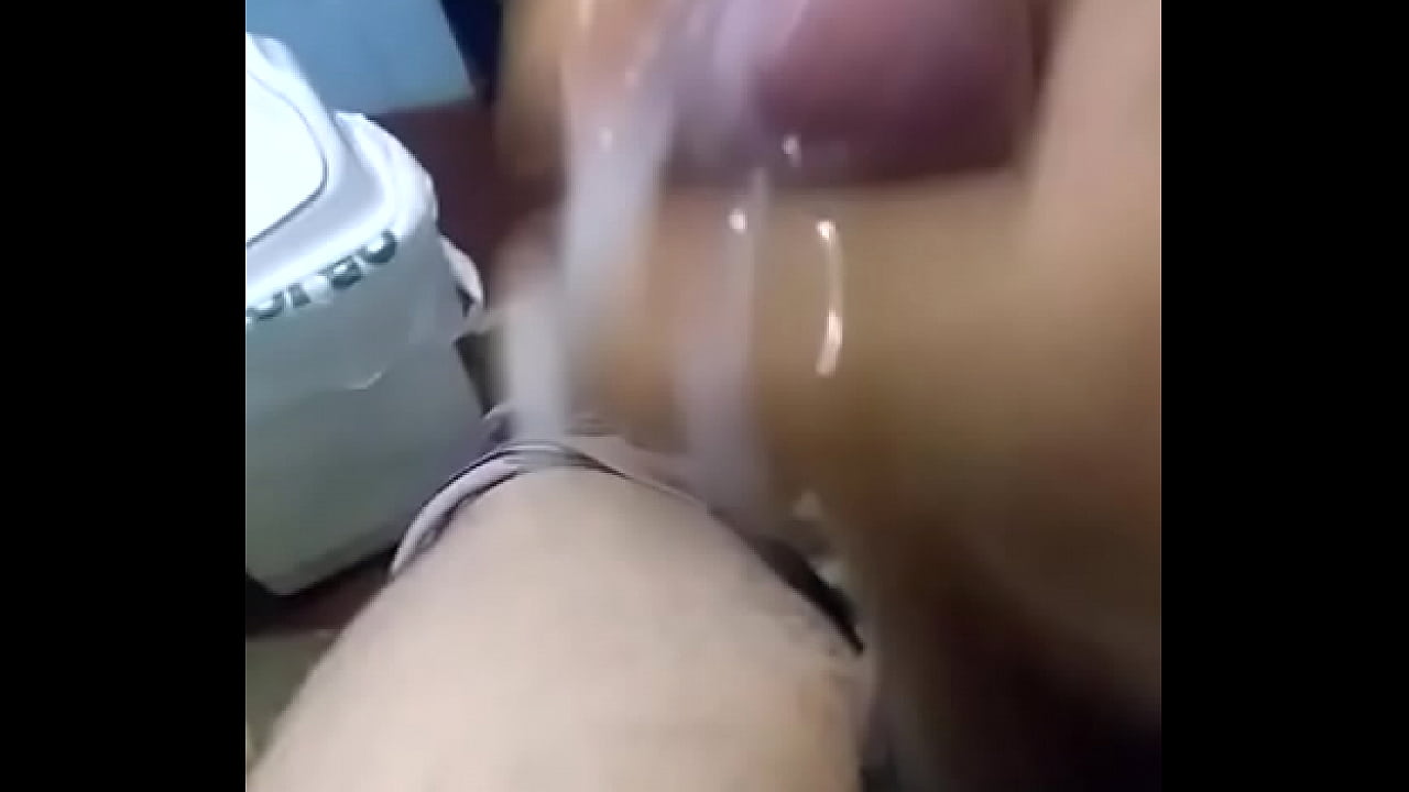 Novinho gozado gostoso no banheiro