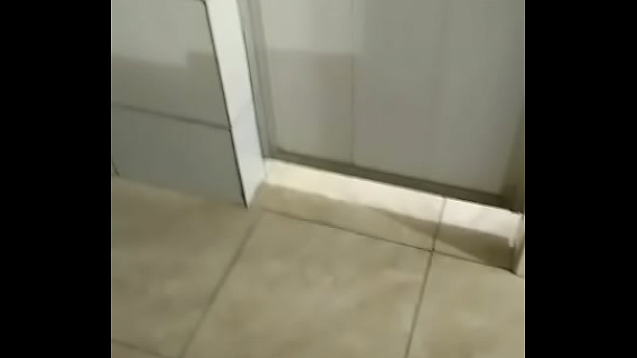 Os machos caminhoneiros tomando banho