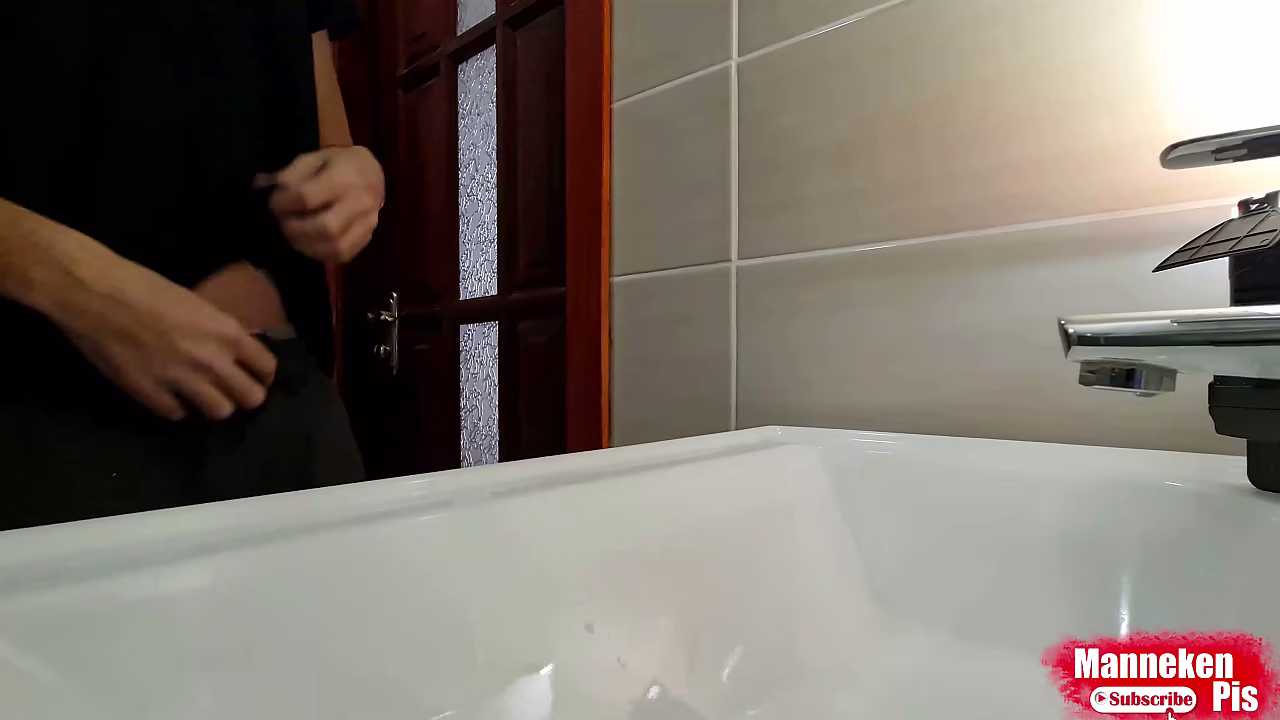 Una gran porci&oacute;n de orina en el lavabo de un chico.