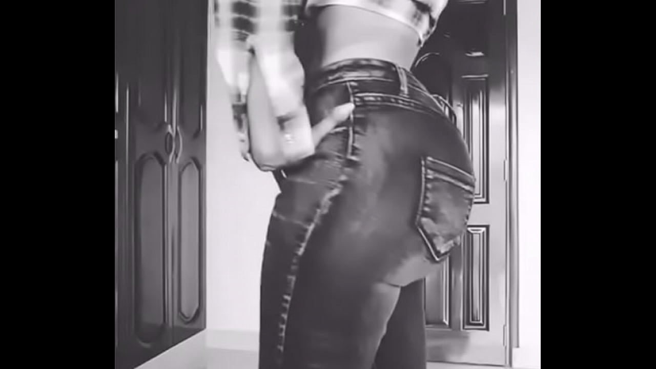 She had hard time ftting in them jeans because of her phat ass