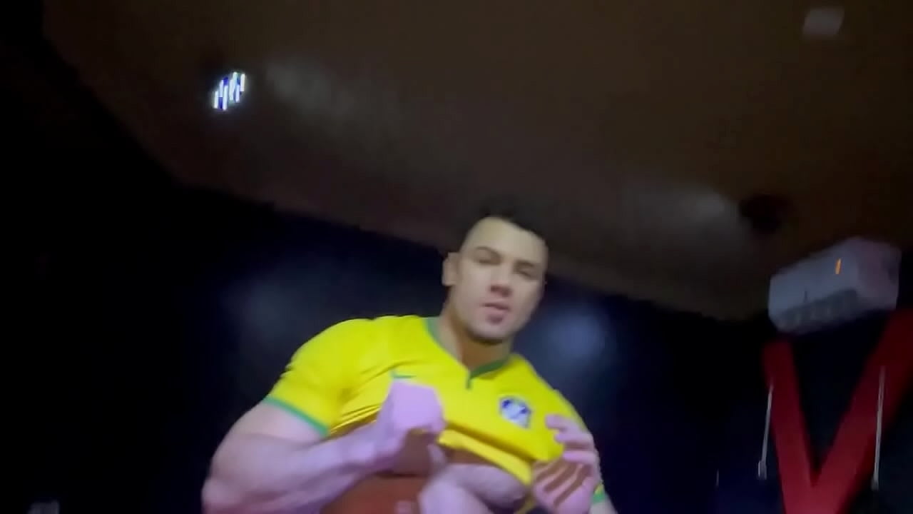 Safadao Lucas ALves, o rei da espiga, brinda a chegada do novo ano