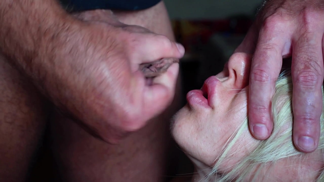 18 Цыпленок жестко трахается в задницу и кончает ей на лицо.