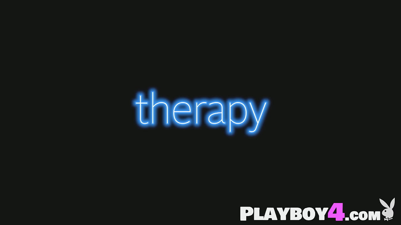 Sexy babe exposed sexy body and enjoyed hot posing