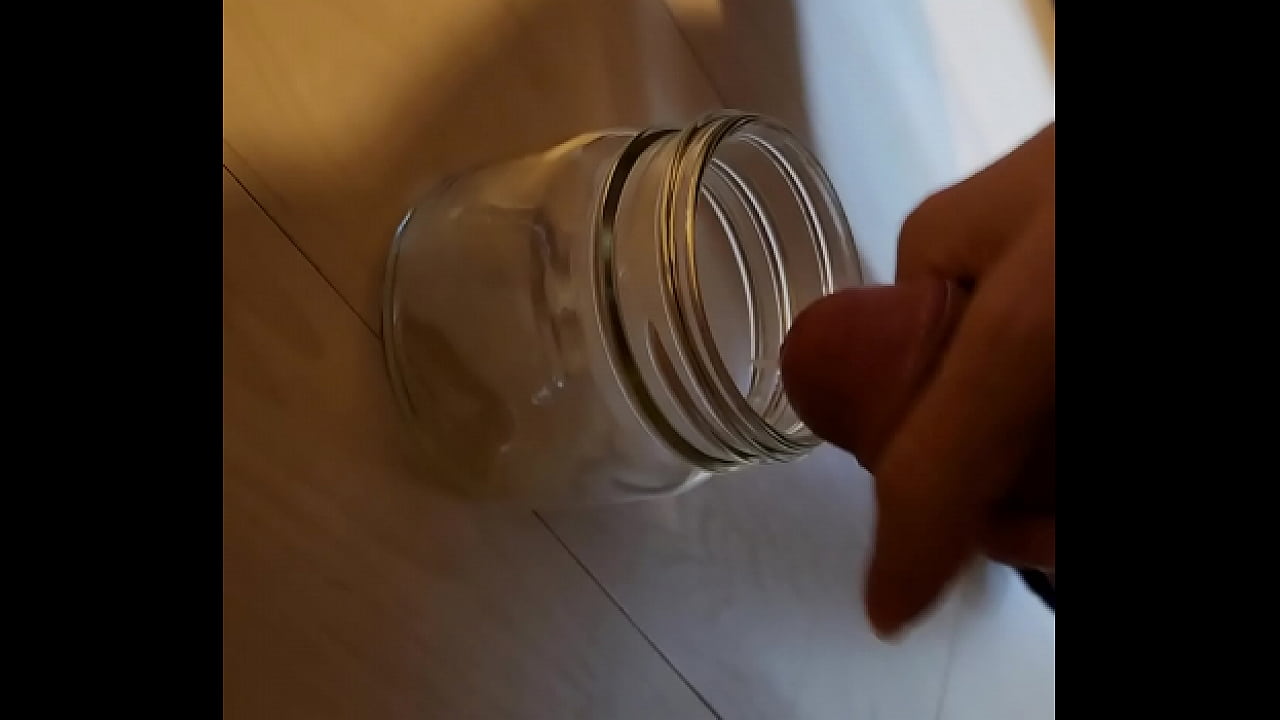 瓶の中に射精する日本人