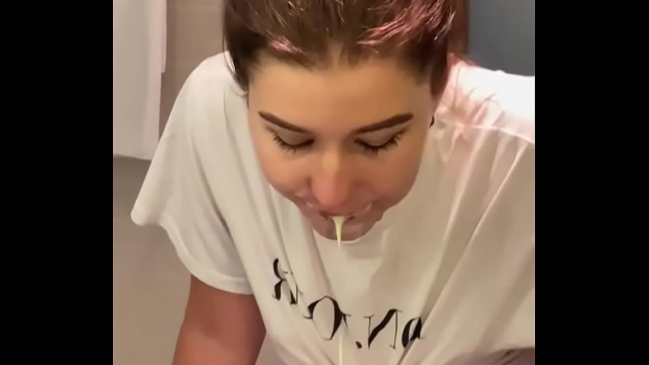 Минет в ванне во время чистки зубов. Кончил на лицо