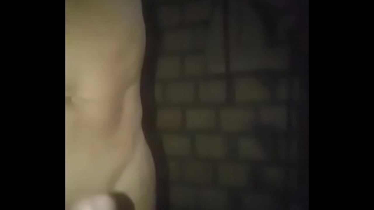 Coroa bem dotado se masturbando e ejaculando