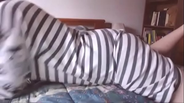 La tua fidanzata indossa uno strap on con un cazzo gigante e vuole incularti