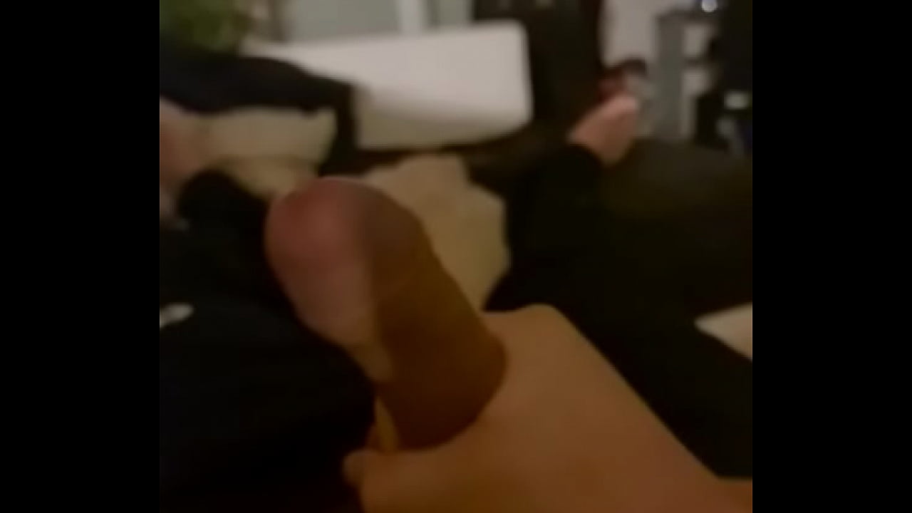 Je me branle et ejac voisin pouvant me voir par la fen&ecirc;tre