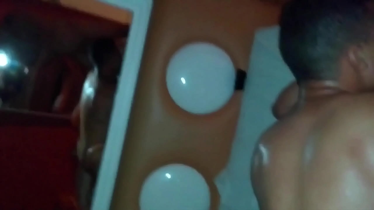 CASADA SEM CAMISINHA COM NOVINHO E OUTRO DANDO COM PAU NO ROSTO DELA