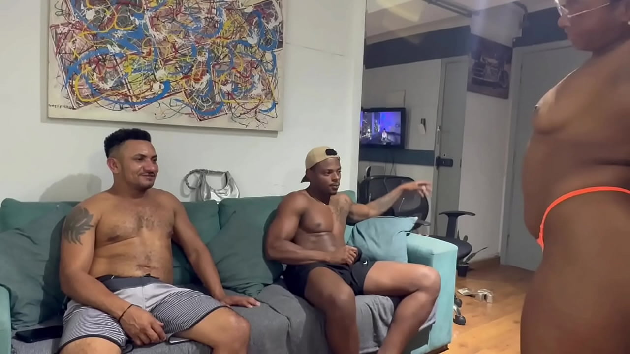 Fui chamada para fazer uma brincadeira gostosa com esses 2 safados. Dei gostoso.