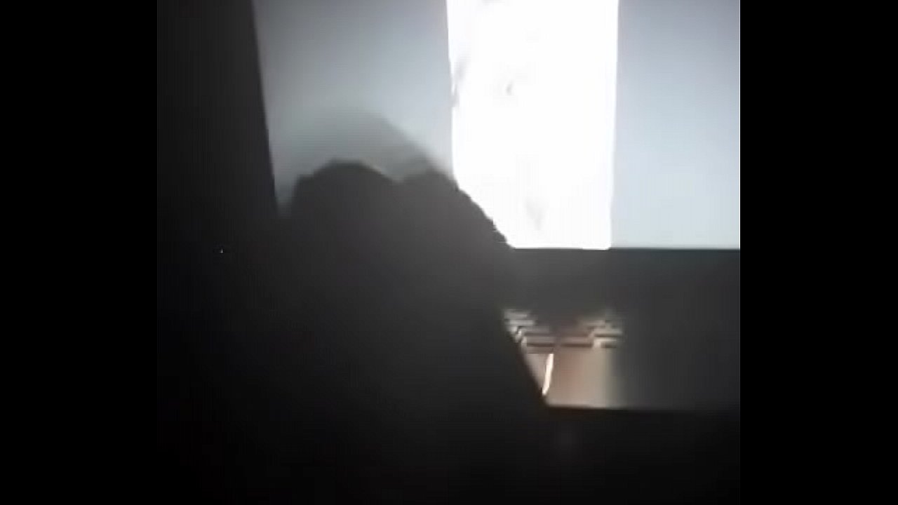 Se masturbando gostoso vendo v&iacute;deo no notebook
