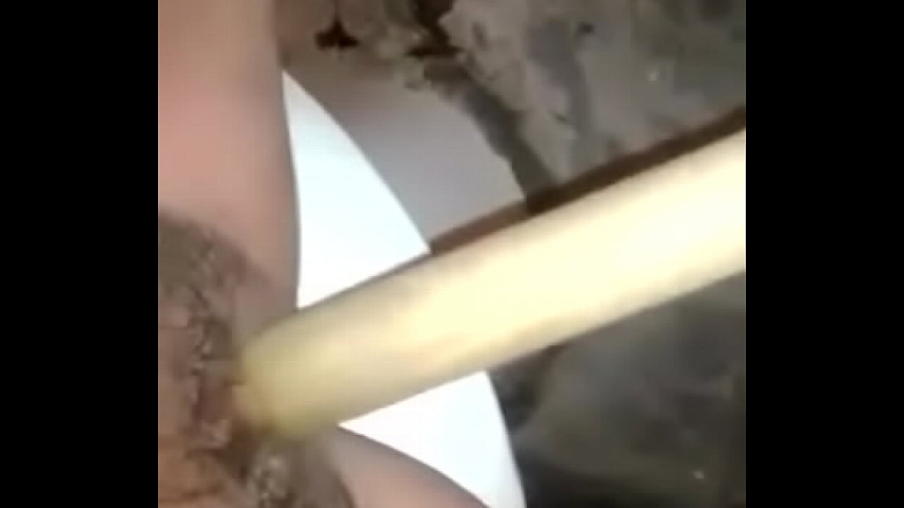 mi amiga se mete un palo de escoba para mi