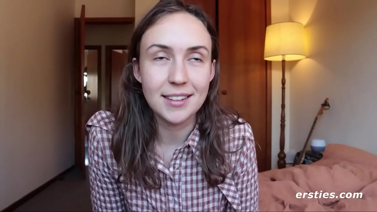 Sexy Babe Gives Us a Sexy Tour