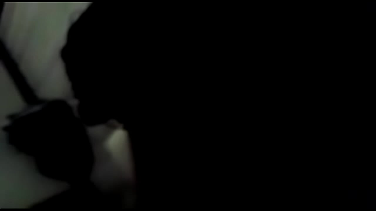 Cojiendo a la mam&aacute; de mi amigo en su cuarto