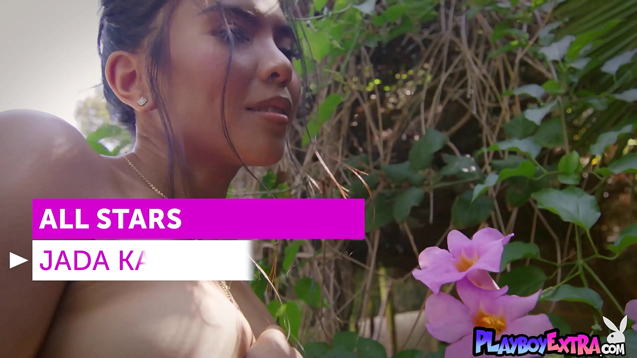 Hot asian cougar drops off her clothes and reveals her pussy