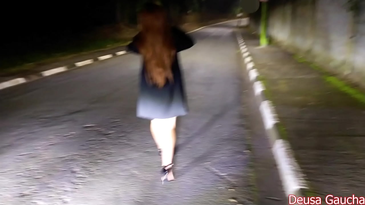 Hotwife coloca rabo de fora da janela do carro na rua pros desconhecidos comer seu cu sem camisinha na frente do corno