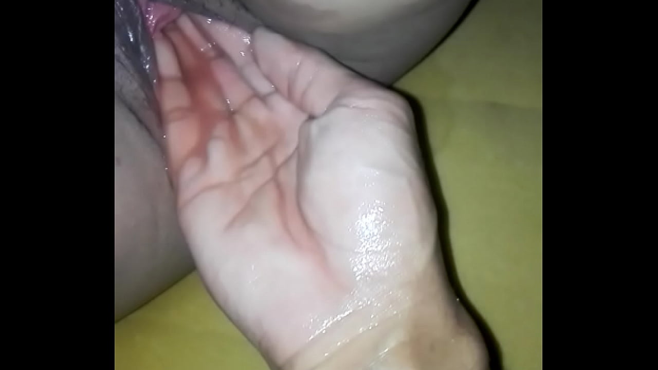 inserci&oacute;n de pu&ntilde;o cerrado en vagina jugosa