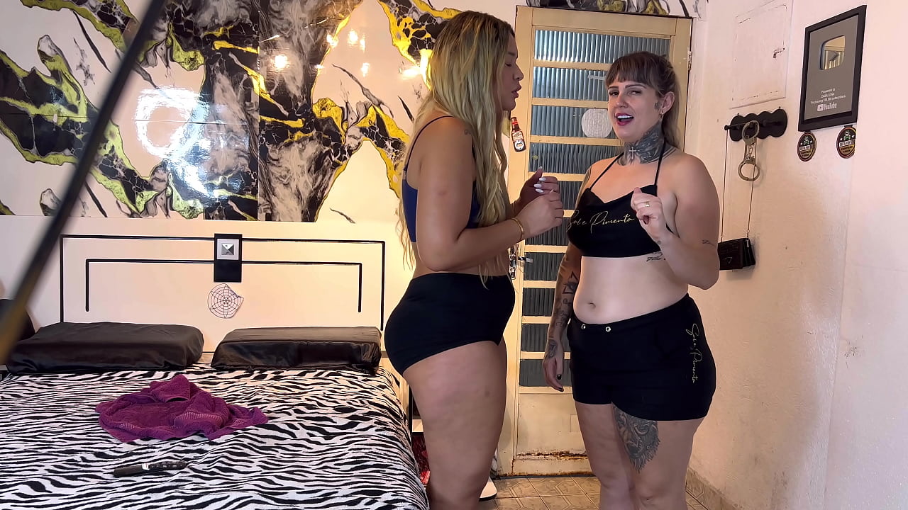 Entregadora do ifood do rabo gigante veio fazer entrega em nossa casa !Oferecemos 500 reias pra deixar n&oacute;s beija e foder com ela enquanto seu marido corno espera na moto!