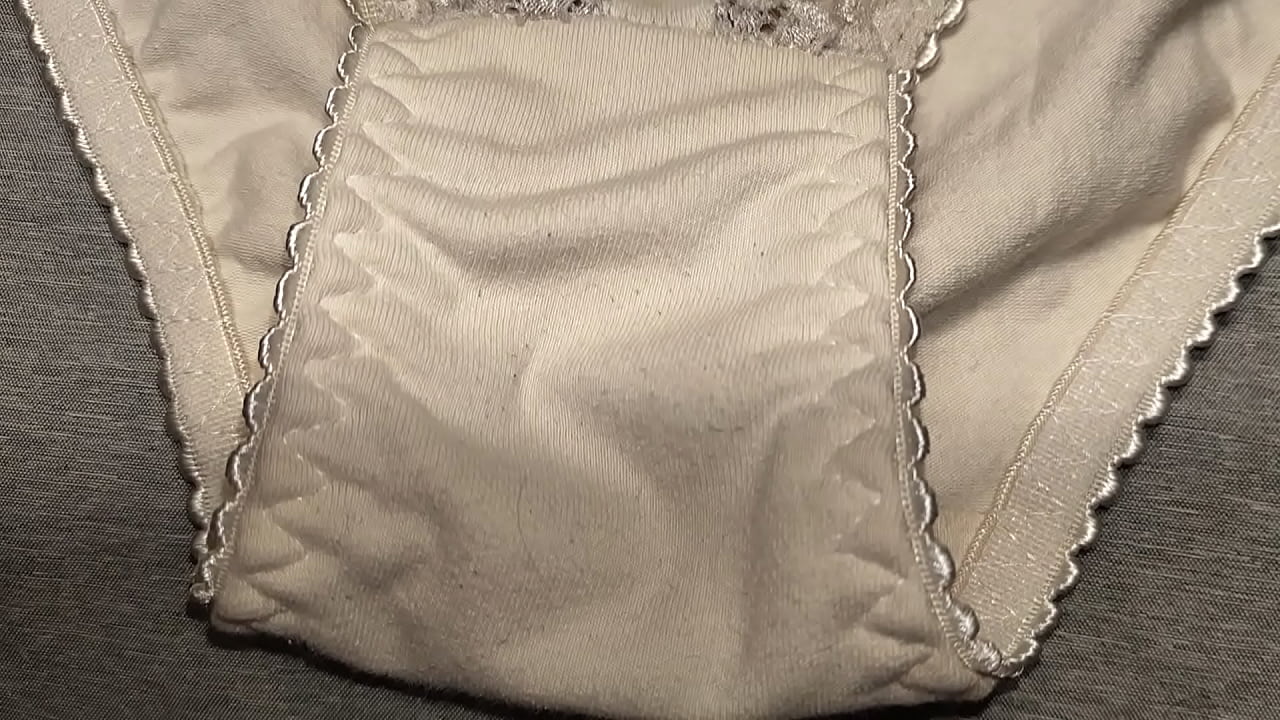 Corrida sobre calzones de encaje de mi compa&ntilde;era