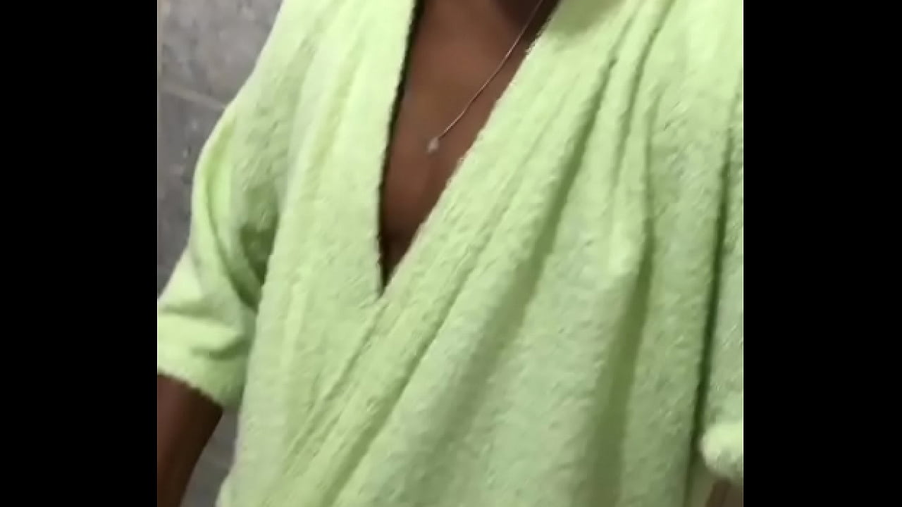 Safadao mostrando a rola antes do banho