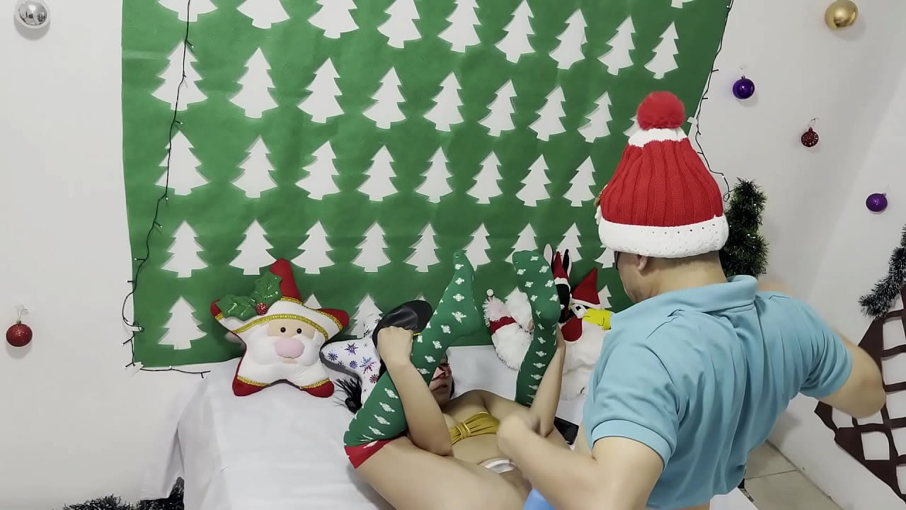 Come to my apartment, I'm alone this Christmas!! Horny stepmother shows her stepson the Christmas decorations and then the slut fucks him hard