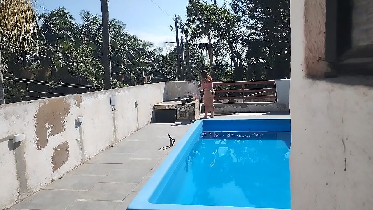 Chamei o pedreiro no domingo pra terminar um servi&ccedil;o na piscina. Mais fiquei preparada bem putinha esperando.. logo ele bateu uma punheta e gozou pra mim