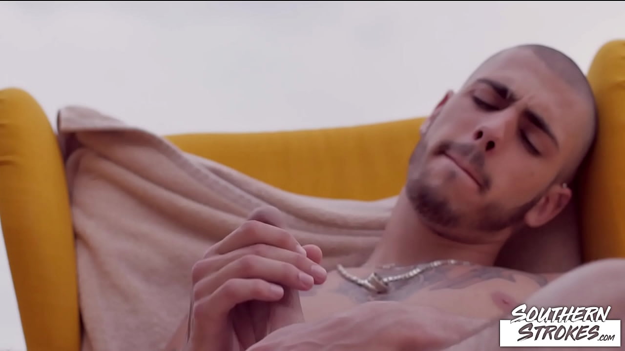 Hung Inked Guy Jerks Off Before Cumming