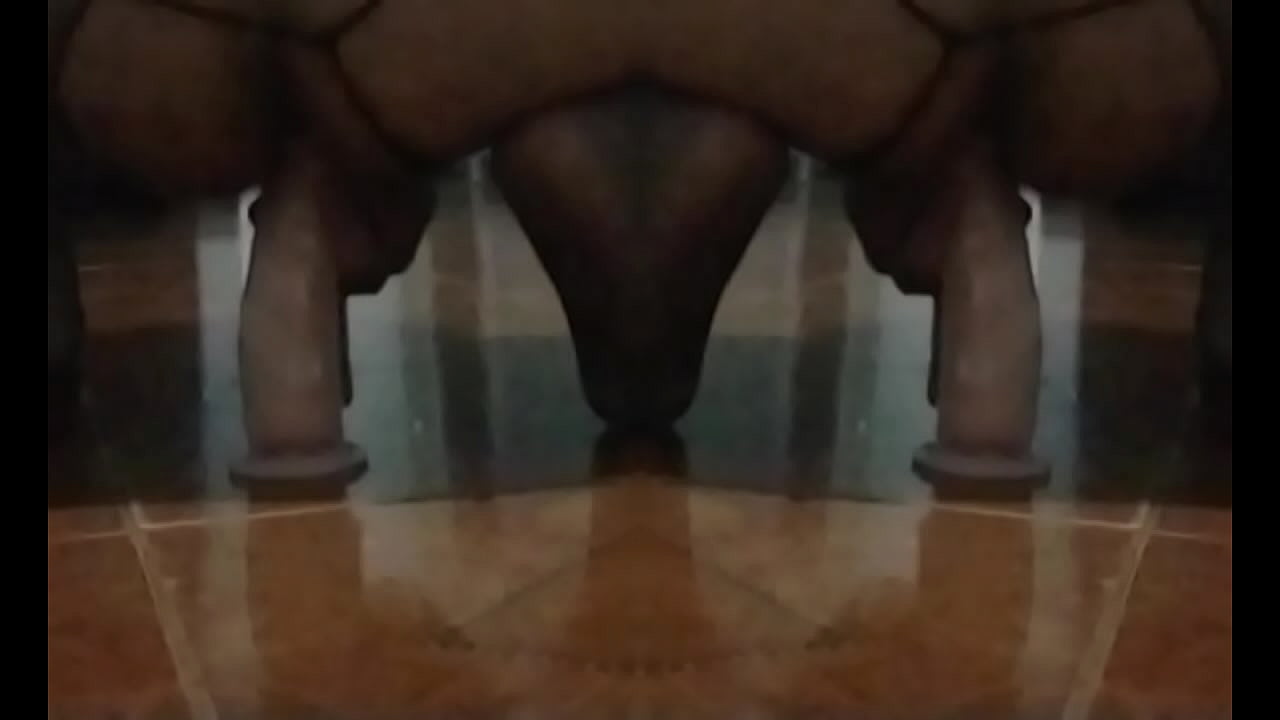 Gordito con mallas con verga de pl&aacute;stico enorme y al final lo caga rico el putito