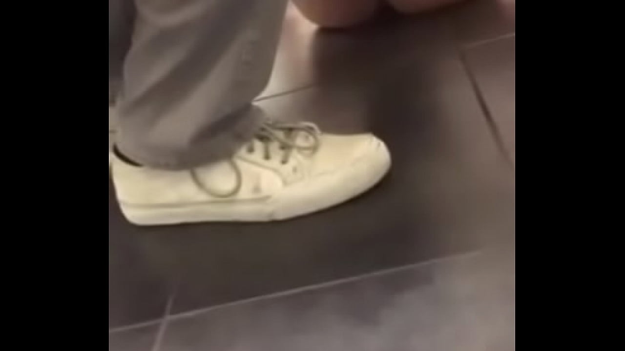 FLAGRA BANHEIRO P&Uacute;BLICO 2