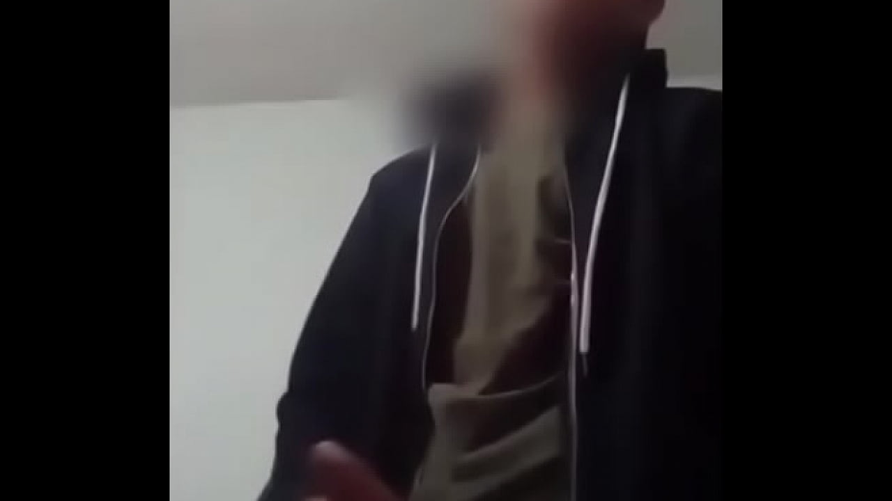 joven muestra su rica verga