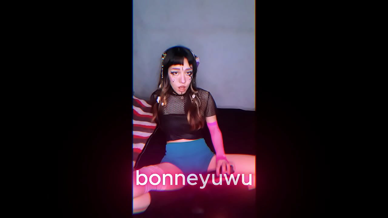 Bonneyuwu - 15:35 puta medieval jugando sola , chiquita