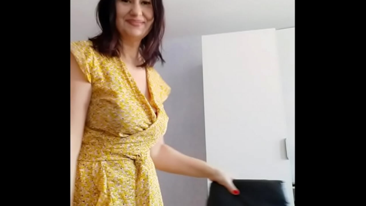 милфа  в чулочках и соблазняет вас танцуя передом и задом