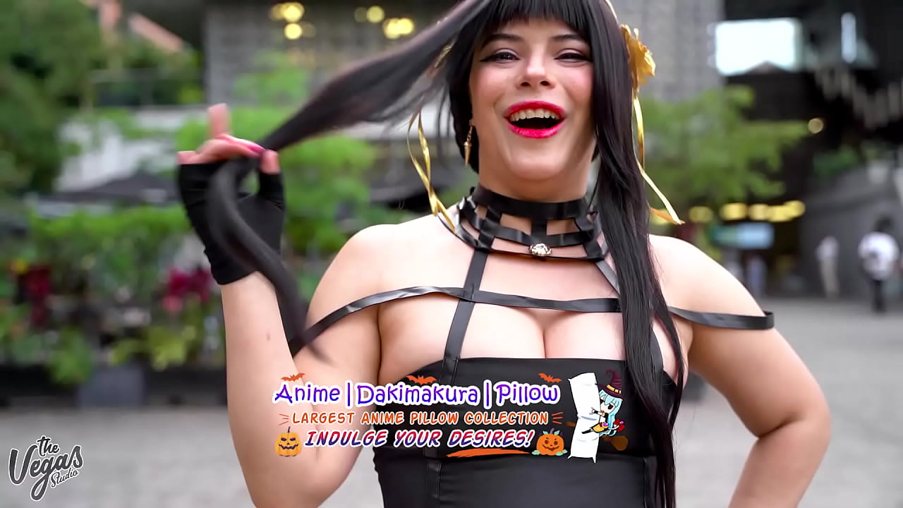 Yor Forger getting down and dirty! - Anime Dakimakura Pillow cosplay review