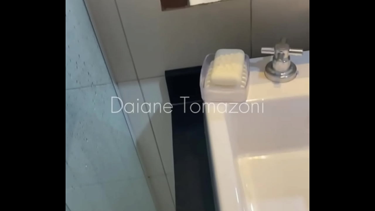 Fudi no banheiro da faculdade com um colega de sala.