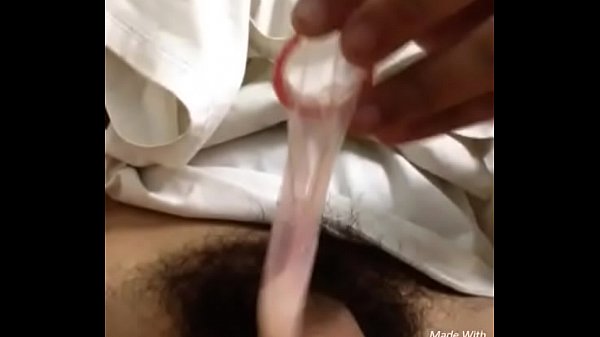 Học sinh thử d&ugrave;ng bao cao su lần đầu ti&ecirc;n