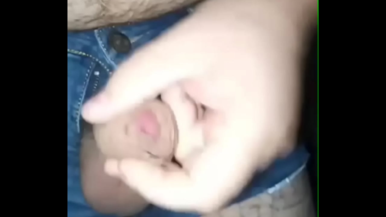 русский гей медведь дрочит свой мясистый член и трясёт большими яйцами!