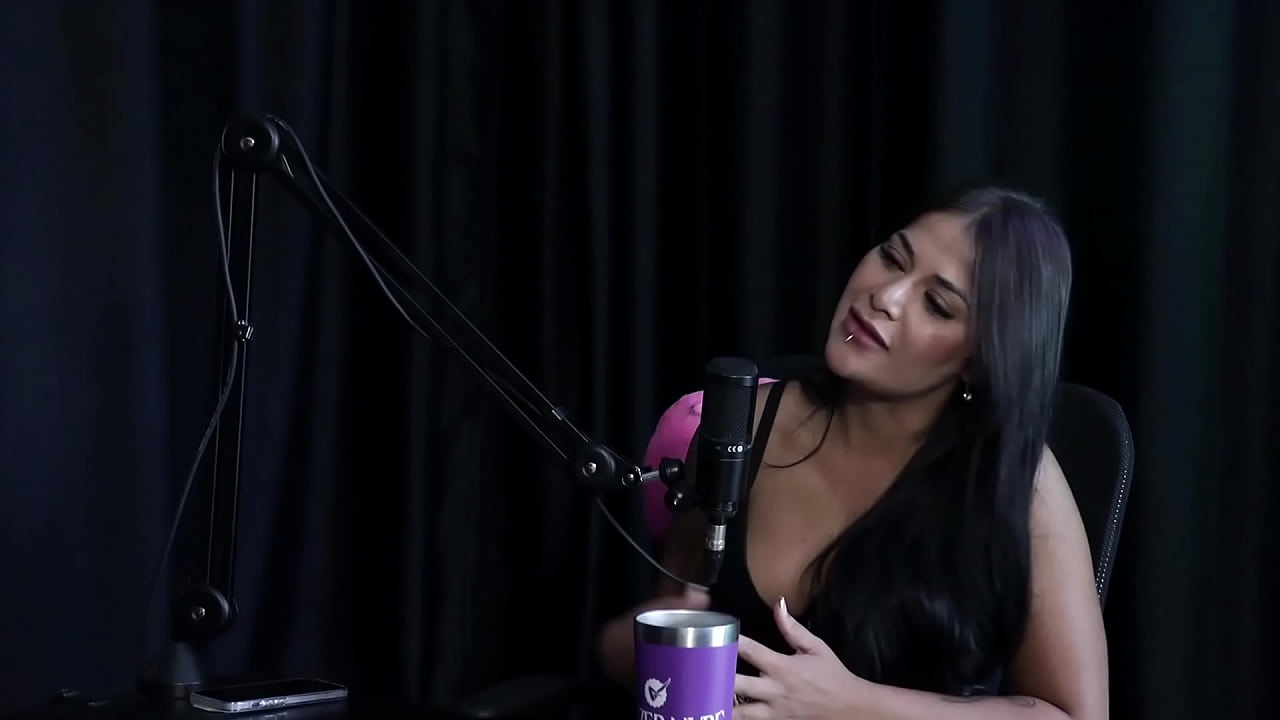 Gravou poucos fetiches, namora um policial que a ajuda em algumas cenas, foi uma surpresa para a fam&iacute;lia, e recebeu cr&iacute;tica por fazer um cosplay - Gabriella Gushi (WATCH ON: SHEER/RED)