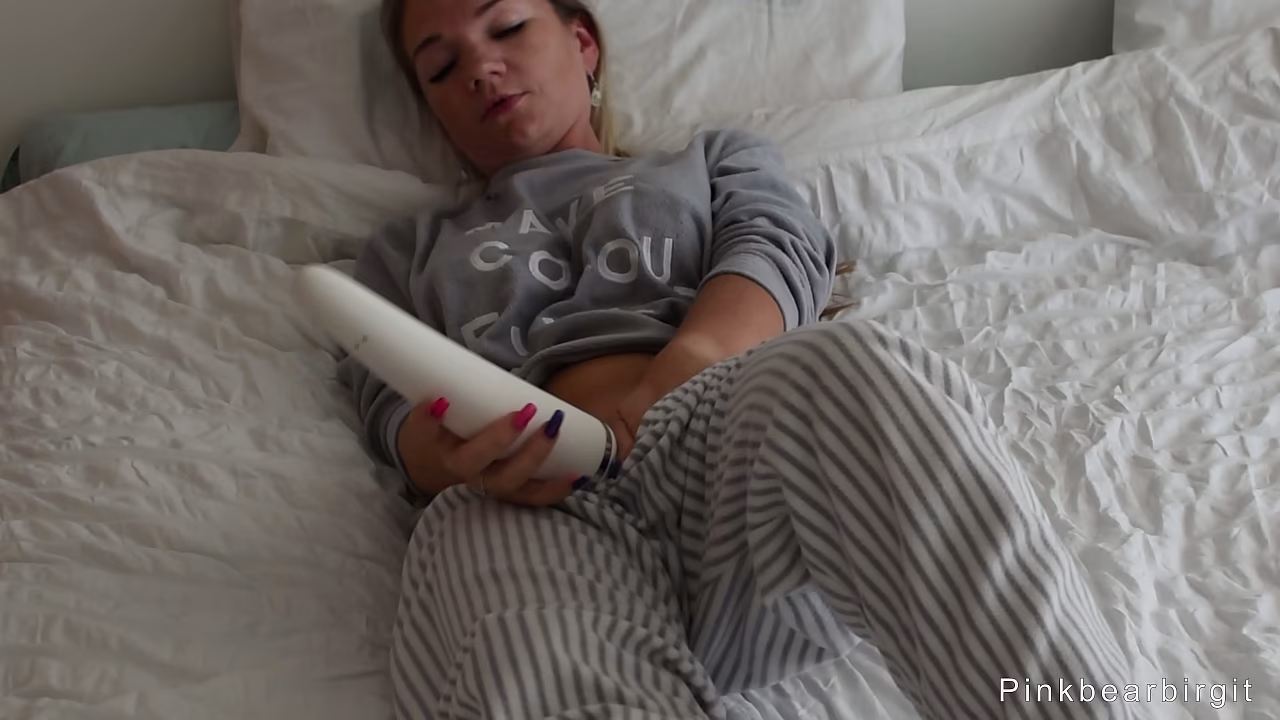 Relaxed Morning Pleasure &ndash; Blonde MILF Playing in Bed