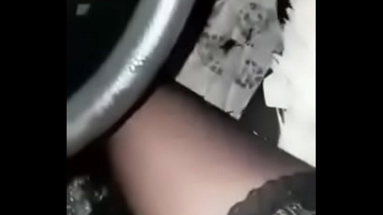 Дрочит бананом в машине с разговорами