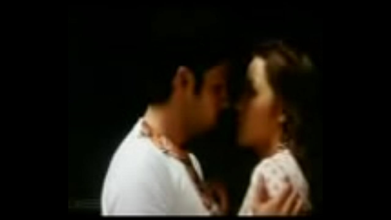 (zcelina-jaitley-emraan-hashmi-kissing-jawani-diwani