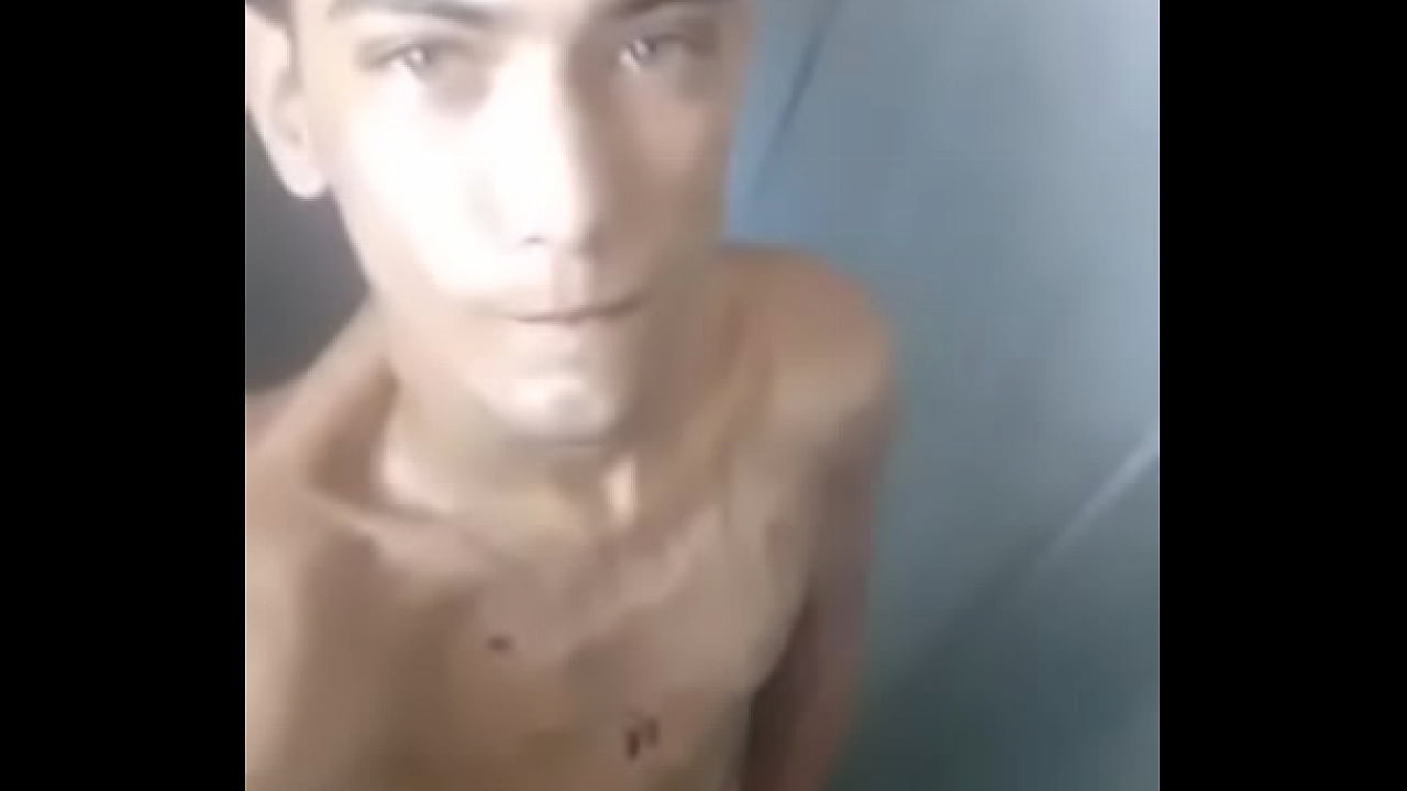 Novinho de 18 anos batendo uma no banheiro