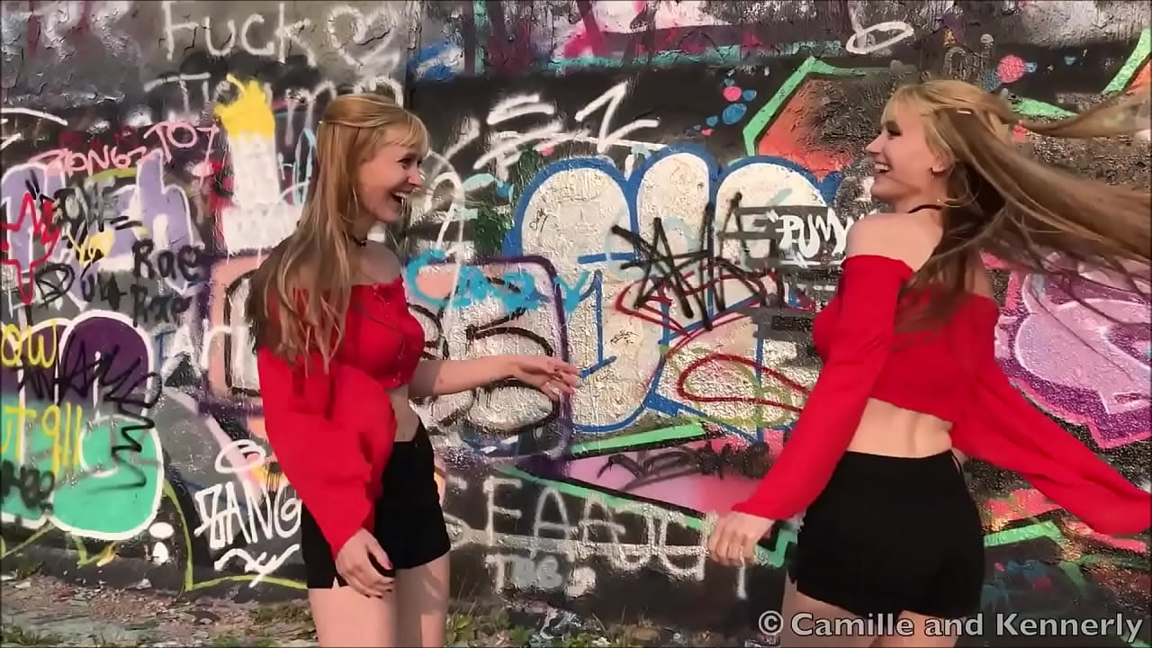 Harp Twins moviendo el culo