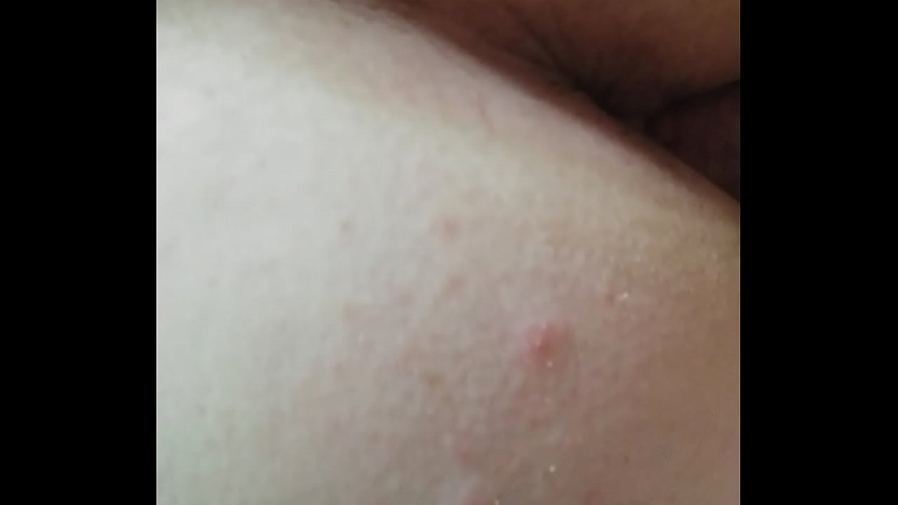 Enculer allonger sur le ventre POV